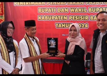 Pasangan Lingga-Erlina Bantah Disebut Paslon Boneka di Pilkada Pesisir Barat