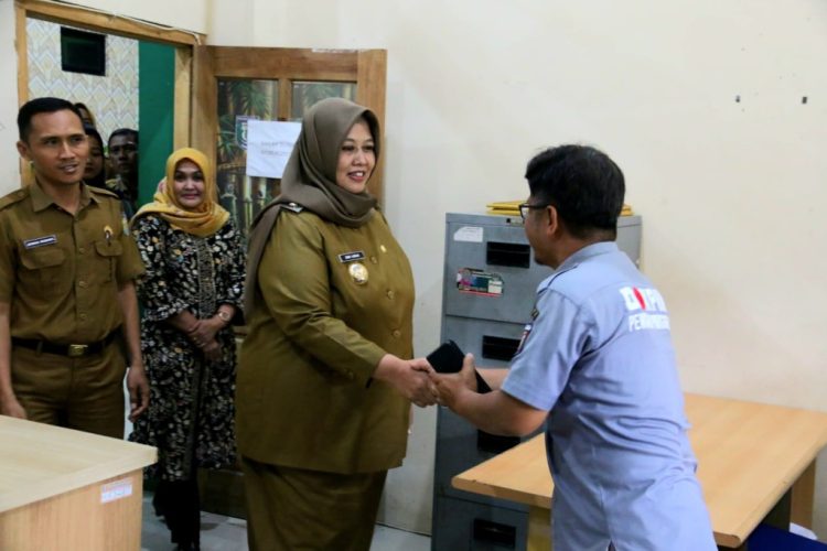 Hari Pertama Bertugas, Wabup Pringsewu Umi Laila Jalin Silaturahmi dengan Pegawai Sekretariat