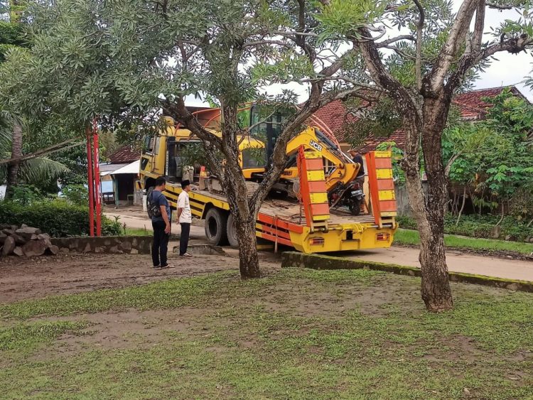 Respons Cepat! Tim Nanda Indira Peduli Kerahkan Excavator untuk Bantu Warga Bagelen yang Terdampak Banjir
