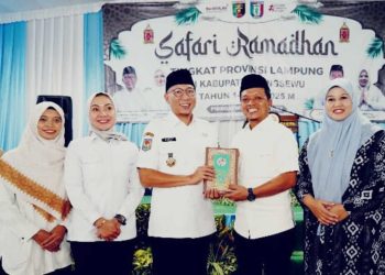 Bupati Pringsewu Hadiahkan Al-Quran Terjemahan Bahasa Lampung kepada Gubernur, Simbol Budaya dan Keagamaan