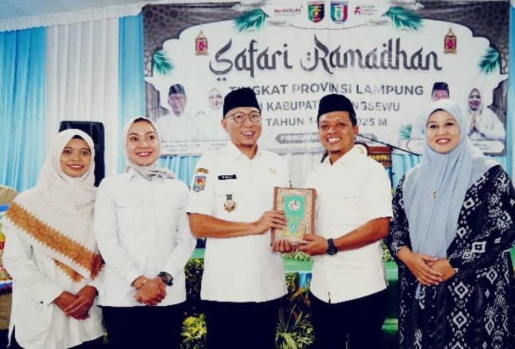 Bupati Pringsewu Hadiahkan Al-Quran Terjemahan Bahasa Lampung kepada Gubernur, Simbol Budaya dan Keagamaan