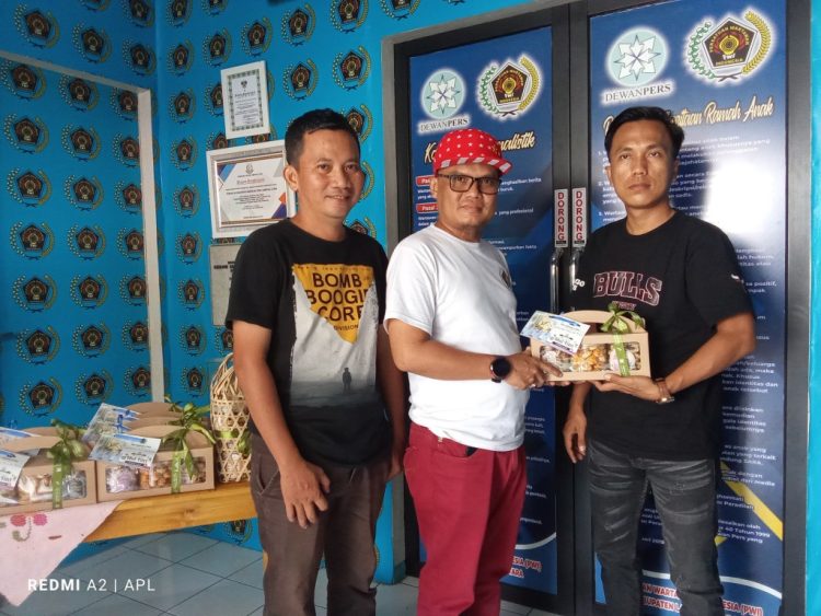 PWI Lampung Utara Bagikan Bingkisan Lebaran untuk Pengurus dan Anggota