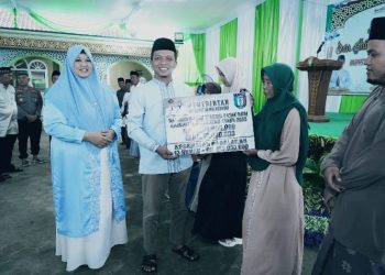 Bupati & Wabup Pringsewu Buka Puasa Bersama Warga Pagelaran, Serahkan Bantuan Sosial
