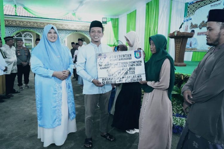 Bupati & Wabup Pringsewu Buka Puasa Bersama Warga Pagelaran, Serahkan Bantuan Sosial