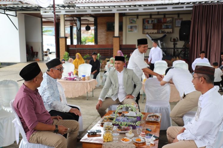 Merajut Kebersamaan di Hari Kemenangan, Bupati Lambar Gelar Open House di Kediamannya