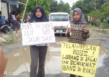 Teatrikal Panen Ikan di Jalan Berlubang, Warga Lampung Selatan Serukan Perbaikan Infrastruktur