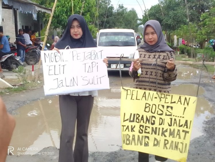 Teatrikal Panen Ikan di Jalan Berlubang, Warga Lampung Selatan Serukan Perbaikan Infrastruktur