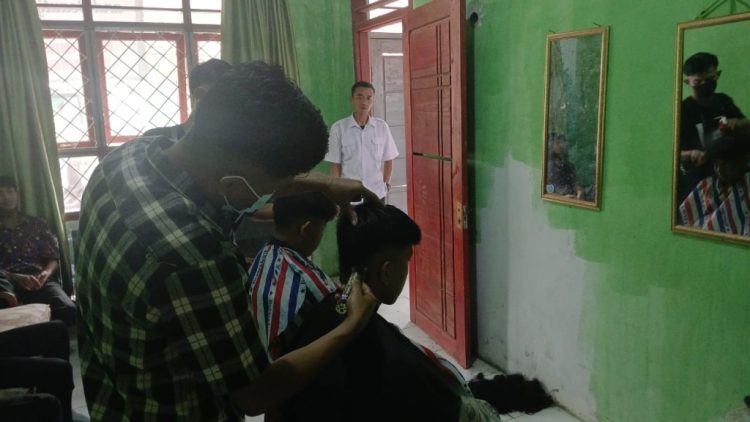 SMA Negeri 1 Kebun Tebu Gelar Cukur Rambut Massal, Dorong Disiplin dan Dukung UMKM Lokal