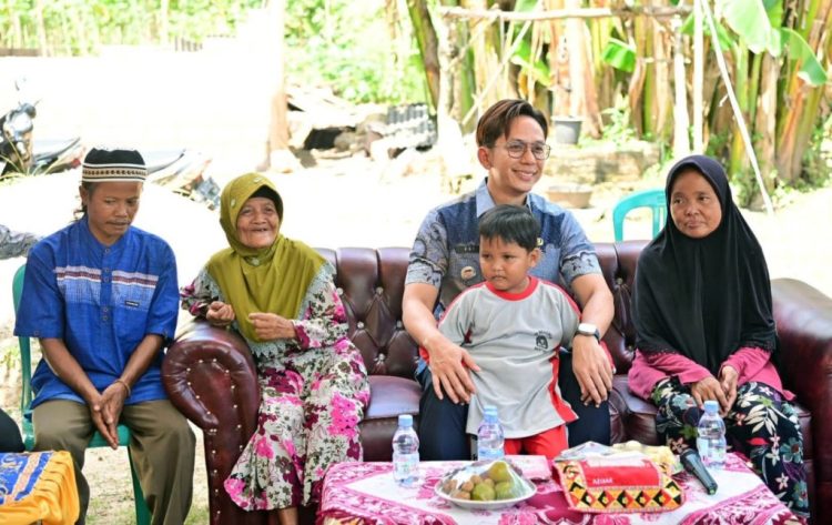 Bupati Egi Bantu Warga Kertosari Bangun Kembali Rumah yang Roboh Akibat Bencana