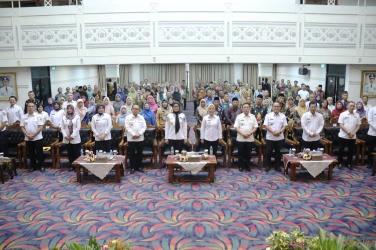 Wagub Jihan Nurlela Serahkan Tali Asih dan Santunan kepada Anggota Korpri Purna Bakti