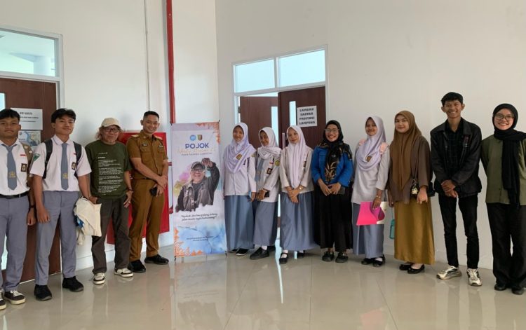 Enam Siswa SMA Al Huda Kunjungi Lamban Sastra untuk Mendalami Dunia Penulisan