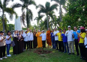 Umat Buddha Lampung Gelar Karya Bakti di TMP, Wujudkan Kepedulian Sambut Waisak 2569 BE/2025