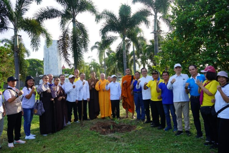Umat Buddha Lampung Gelar Karya Bakti di TMP, Wujudkan Kepedulian Sambut Waisak 2569 BE/2025