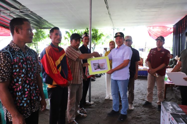 Dukung Swasembada Pangan, Bupati Parosil Salurkan Alat Pertanian di BNS