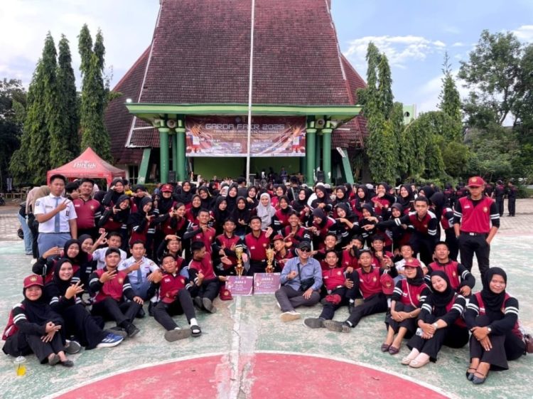 Gemilang di Garda Fair 2025! Paskibra SMA Negeri 2 Kalianda Raih Dua Trofi Kebanggaan