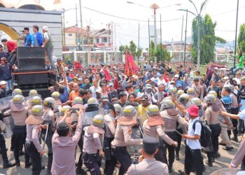 Demo Singkong di Kantor Gubernur Lampung Berujung Ricuh, 10 Polisi Terluka Dilempar Batu