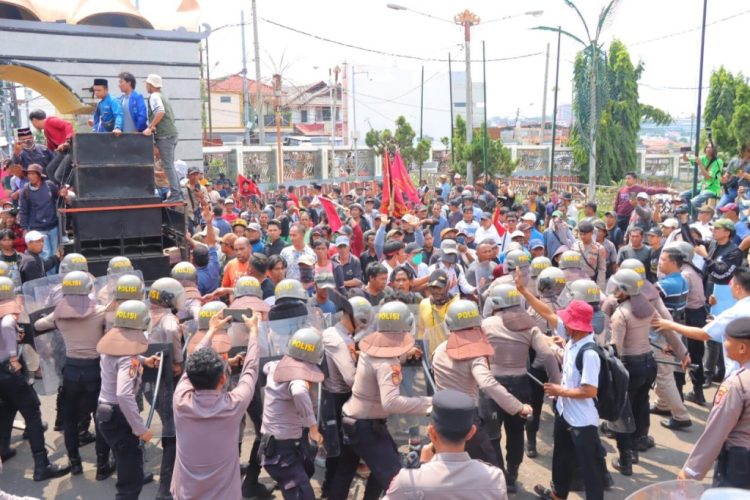 Demo Singkong di Kantor Gubernur Lampung Berujung Ricuh, 10 Polisi Terluka Dilempar Batu
