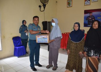 Lanal Lampung Tebar Kepedulian, Bagikan Sembako di Dua Desa Menjelang HUT ke-60