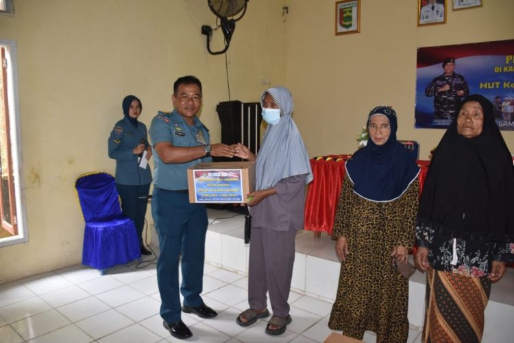 Lanal Lampung Tebar Kepedulian, Bagikan Sembako di Dua Desa Menjelang HUT ke-60