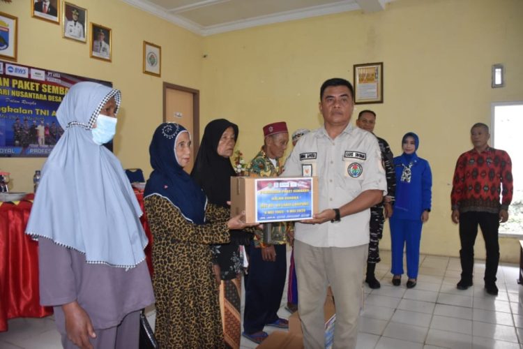 Jelang HUT ke-60, Lanal Lampung Bagikan Sembako untuk Warga Desa Binaan