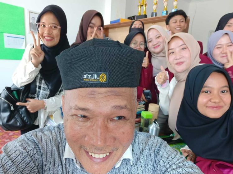 Puisi Isbedy Stiawan ZS Diminati Mahasiswa UMKO, Buku “Satu Ciuman, Dua Pelukan” Jadi Pilihan Kajian