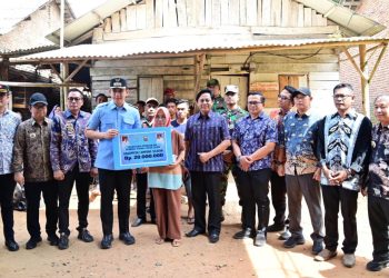Bupati Egi Salurkan Bantuan RTLH di Jati Agung: Wujud Nyata Peduli Hunian Layak