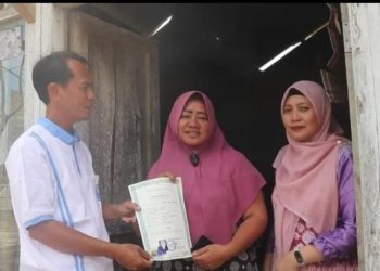 Tanpa Gengsi, Kepala SMA Negeri 2 Kalianda Blusukan Antar Ijazah Gratis ke Rumah Alumni