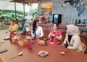 Zita Anjani Gaungkan Wisata Berkelanjutan di Lampung Selatan, Lepas Tukik di Pantai Setigi Sebagai Simbol Pelestarian