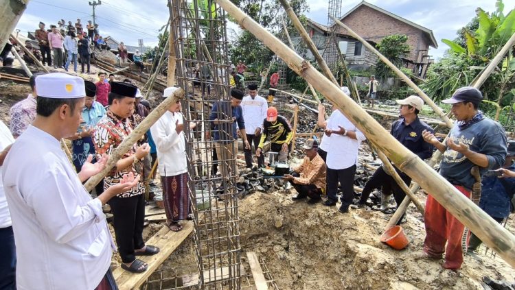 Bupati Parosil Letakkan Batu Pertama Masjid Nurul Huda: “Masjid Bukan Sekadar Tempat Salat”
