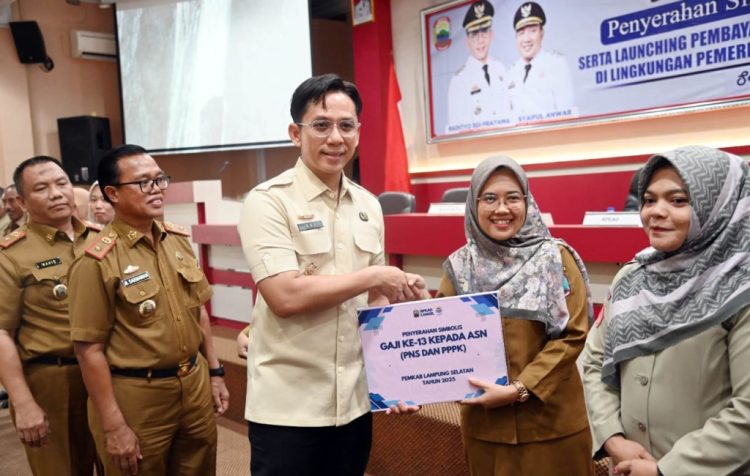 Bupati Egi Serahkan Gaji dan TPP ke-13, Tetapkan Tanggal Pasti Gaji untuk THLS Lampung Selatan