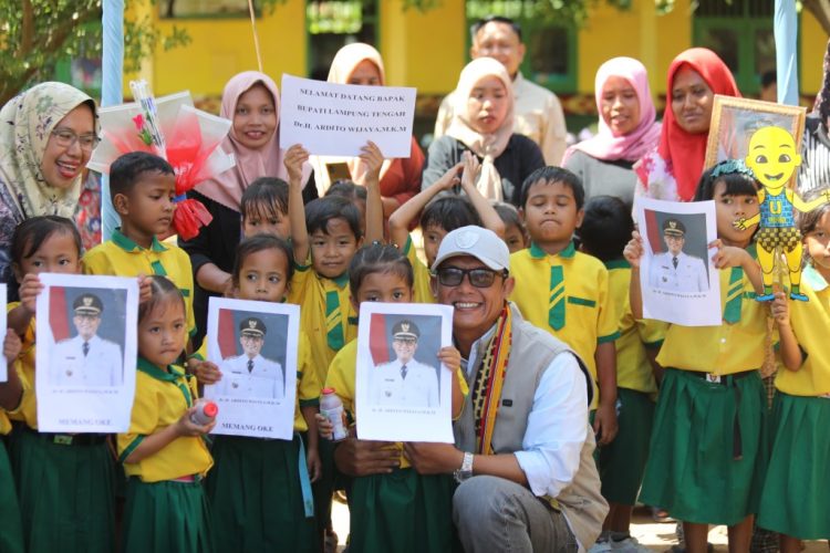 Bupati Ardito Wijaya Bagikan Susu Gratis ke Siswa SD, Dorong Anak Lampung Tengah Tumbuh Sehat dan Cerdas
