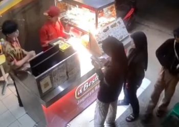 Viral! Dua Hijabers Dikalungi Celurit Saat Beli Ayam Goreng di Depok, Pegawai Toko Jadi Penyelamat