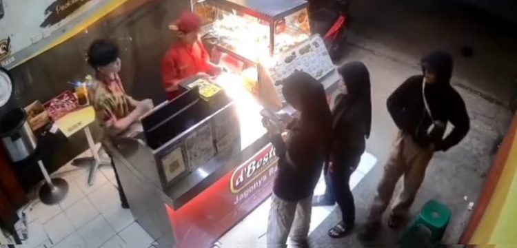 Viral! Dua Hijabers Dikalungi Celurit Saat Beli Ayam Goreng di Depok, Pegawai Toko Jadi Penyelamat