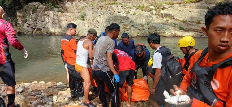 Korban Tenggelam di Air Terjun Batu Menyan Ditemukan Setelah 7 Jam Pencarian