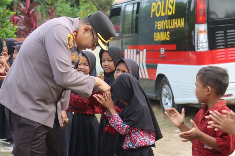 Polri Hadirkan Semangat Baru di Gunung Botol: Bakti Sosial Warnai Hari Bhayangkara ke-79