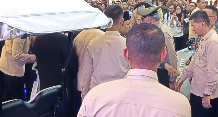 Presiden Prabowo Tegur Anggota Paspampres yang Hempaskan Tangan Jenderal Asing di Indo Defence