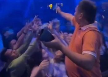 VIRAL! Kepala Desa Cirebon ‘Tebar Uang’ di Klub Malam, Akui Spontan dan Uang Pribadi