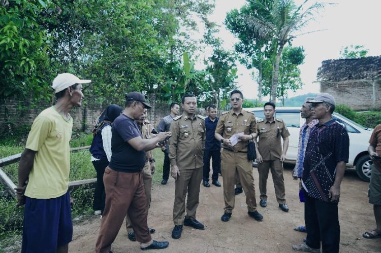 Bupati Pringsewu Serahkan Bantuan ke Warga Terdampak Bencana, Pastikan Upaya Rutilahu untuk Rumah Rubuh