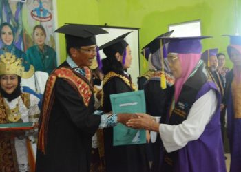Pemkab Lampung Tengah Wisuda 36 Lansia Sekolah Harum Sejahtra, Bukti Usia Bukan Halangan untuk Belajar