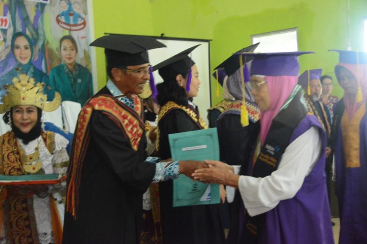 Pemkab Lampung Tengah Wisuda 36 Lansia Sekolah Harum Sejahtra, Bukti Usia Bukan Halangan untuk Belajar