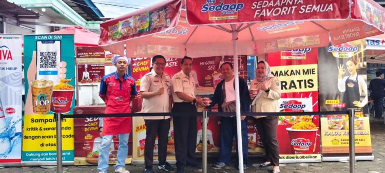 Sambut Wajib Pajak dengan Humanis, Samsat Rajabasa Bagikan Mie Instan di Loket Pelayanan