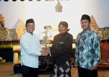 Wayang Kulit Semalam Suntuk Meriahkan Bersih Desa Podomoro, Bupati Pringsewu Hadir dan Serahkan Set Wayang