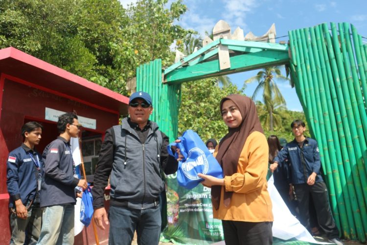 Business Goes Green! Sinergi UBL dan Pemkab Pesawaran Lestarikan Pesisir Lewat Aksi Tanam Mangrove