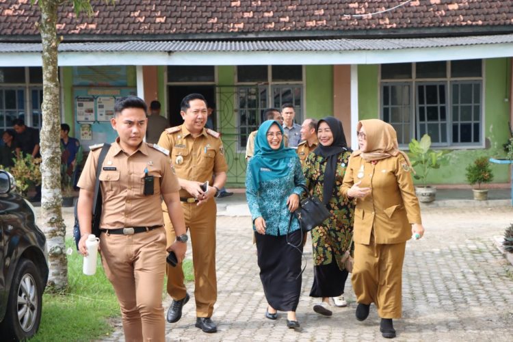 Sekda Lampung Tengah Tinjau Kesiapan Pencanangan “Desa Tapis”, Sambut Kunjungan TP-PKK Provinsi Lampung