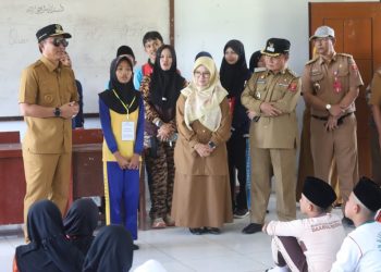Sidak Hari Kedua Sekolah, Parosil Semangati Siswa: “Kalian Pemimpin Masa Depan!”