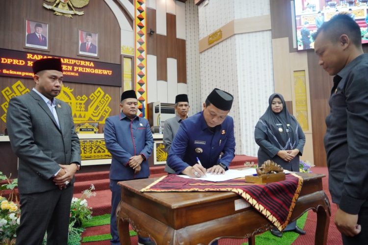 DPRD Pringsewu Sahkan Dua Perda Baru: Pekon Kresnomulyo Barat & Sukamanah Resmi Dibentuk, RPJMD 2025–2029 Disetujui