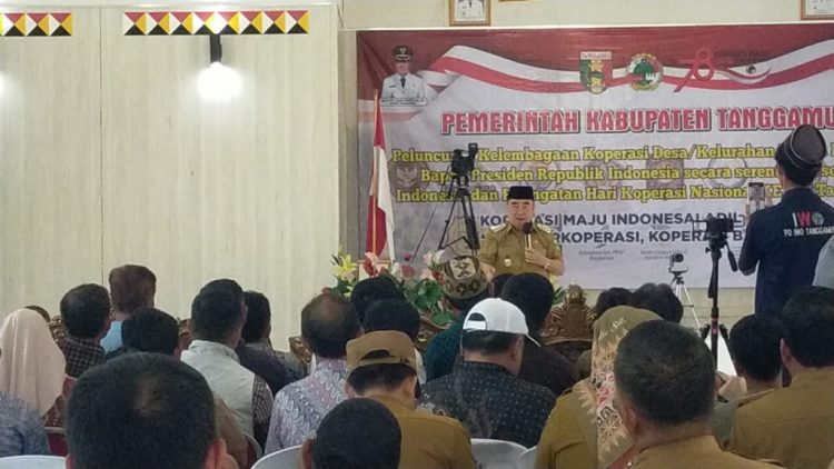 Dorong Ekonomi Kerakyatan, Pemkab Tanggamus Serahkan AHU ke 20 Koperasi Desa Merah Putih