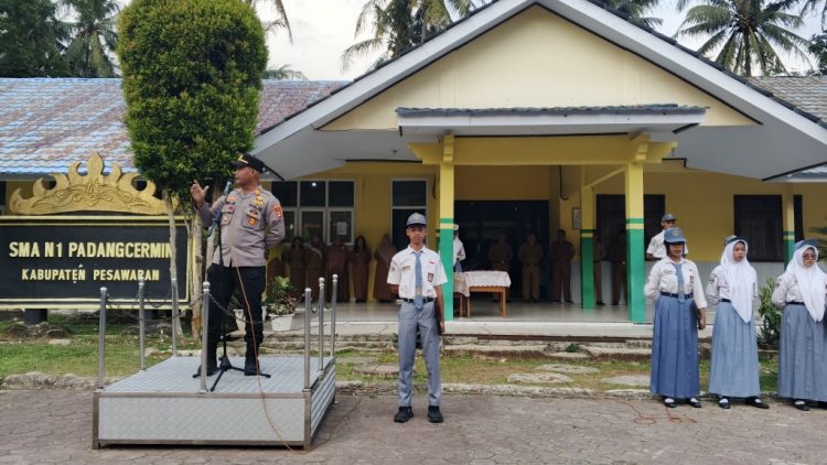 Go To School, Kapolsek Padang Cermin Ajak Pelajar SMAN 1 Disiplin dan Jauhi Kenakalan Remaja