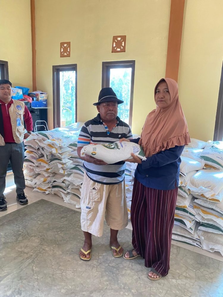 Kepala Pekon Pujiharjo Salurkan Bantuan Beras untuk 136 Warga Penerima Manfaat
