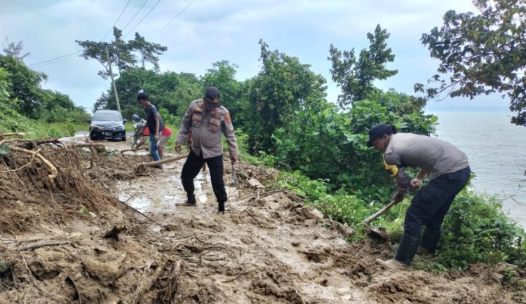 Polsek Limau dan Warga Berjibaku Bersihkan Longsor 10 Meter di Tanggamus
